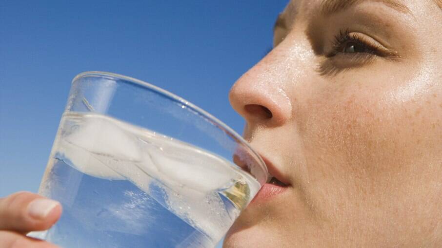Hidratação: beber líquidos ajuda a combater os efeitos nocivos do tempo seco