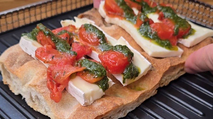 Bruschetta de Pesto e Brie Bruschetta de Pesto e Brie