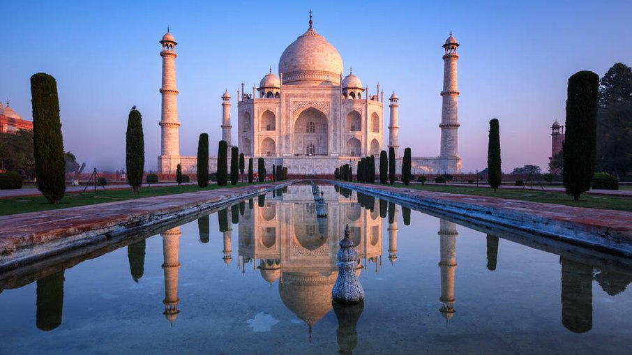 Taj Mahal, em Agra, construído entre 1632 e 1653 pelo imperador mogol Xá Jeã. Uma das mais belas expressões arquitetônicas do Império Mogol. Taj Mahal, em Agra, construído entre 1632 e 1653 pelo imperador mogol Xá Jeã. Uma das mais belas expressões arquitetônicas do Império Mogol.