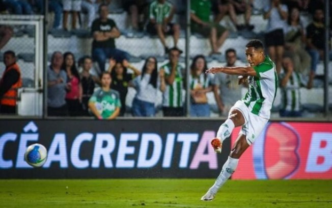 João Lucas chega ao Grêmio para disputar a titularidade com João Pedro na lateral direita