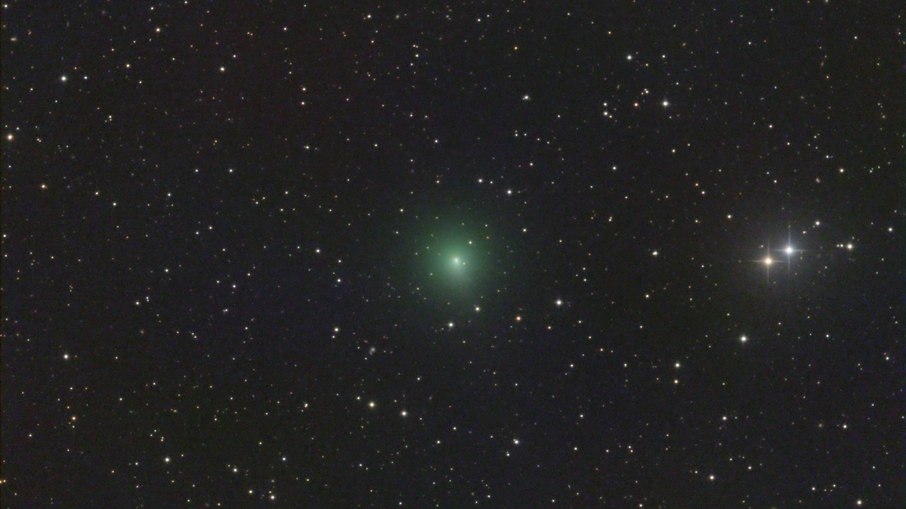 Cometa 88P/Howell atinge o periélio e pode ficar mais brilhante no céu de março, tornando-se observável com telescópios em áreas de pouca poluição luminosa.