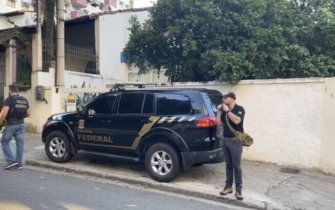 Agentes da PF em frente à casa de Rodrigo Neves