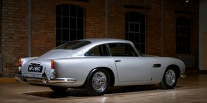 Aston Martin DB5 volta à fábrica e renasce após 50 anos parado