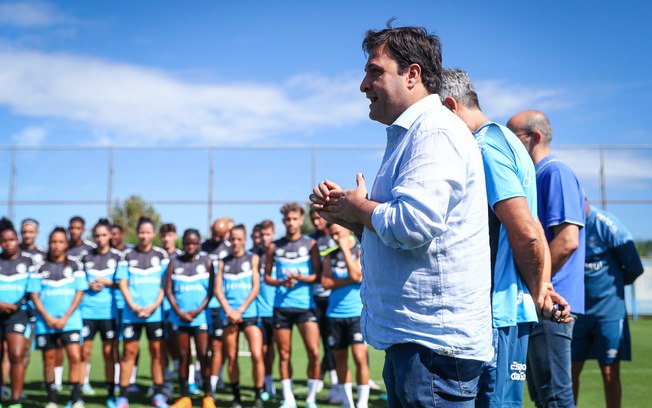 Elenco feminino do Grêmio treina com time masculino no CT