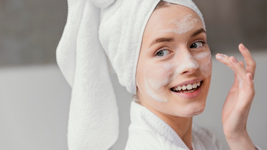 Sabonete de enxofre: clareia a pele, controla oleosidade e trata acne?