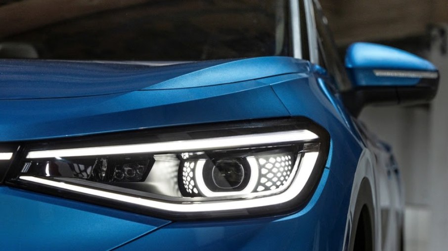 Faróis IQ.Light Matrix LED do ID.4 trabalham de forma adaptativa para melhorar a iluminação sem ofuscar outros motoristas Faróis IQ.Light Matrix LED do ID.4 trabalham de forma adaptativa para melhorar a iluminação sem ofuscar outros motoristas