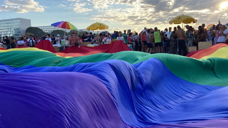 Bandeira do movimento LGBT+ estendida durante a 24ª Parada do Orgulho de Brasília