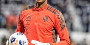 Hugo Souza é alvo de suposto ataque racial de torcedor da Lusa