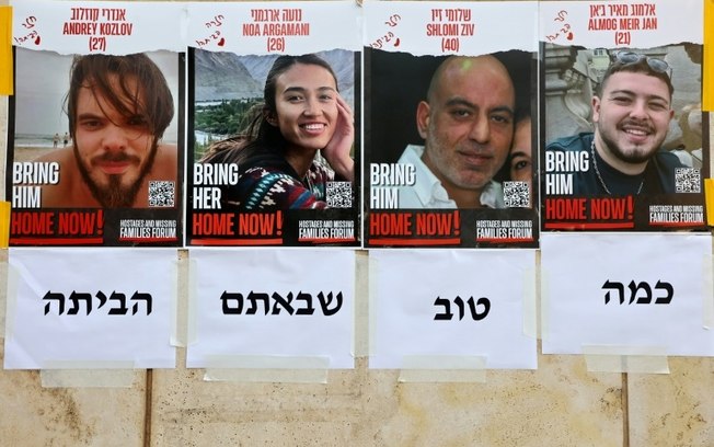 Esta foto de 8 de junho de 2024 mostra um pôster em Tel Aviv com os rostos dos quatro reféns israelenses resgatados, da esquerda para a direita: Andrey Kozlov, Noa Argamani, Shlomi Ziv e Almog Meir Jan.
