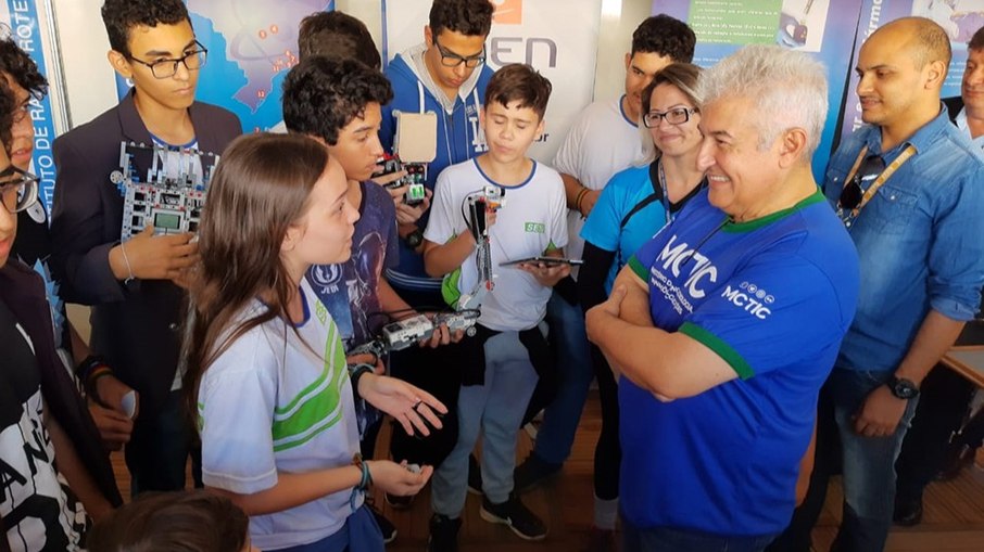 O ministro da Ciência, Tecnologia e Inovação, Astronauta Marcos Pontes com alunos do SESI em Campo Grande, em 2019