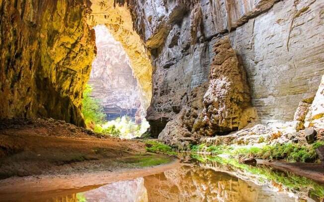 O Parque Nacional Cavernas do Peruaçu fica no norte de Minas Gerais e sua maior atração é a Gruta do Janelão