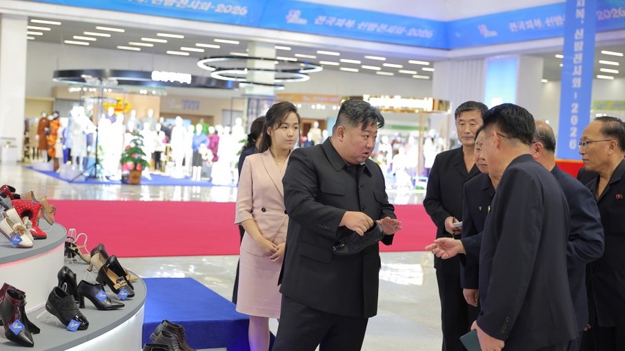 Kim Jong-un em visita à uma feira de roupas e calçados em Pyongyang Kim Jong-un em visita à uma feira de roupas e calçados em Pyongyang