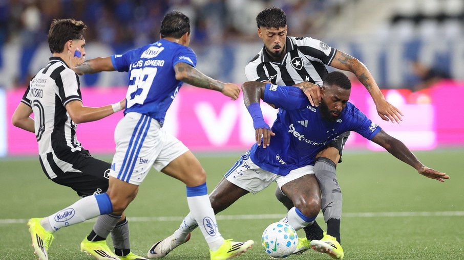 Botafogo e Cruzeiro fizeram um primeiro tempo quente no Nilton Santos Botafogo e Cruzeiro fizeram um primeiro tempo quente no Nilton Santos