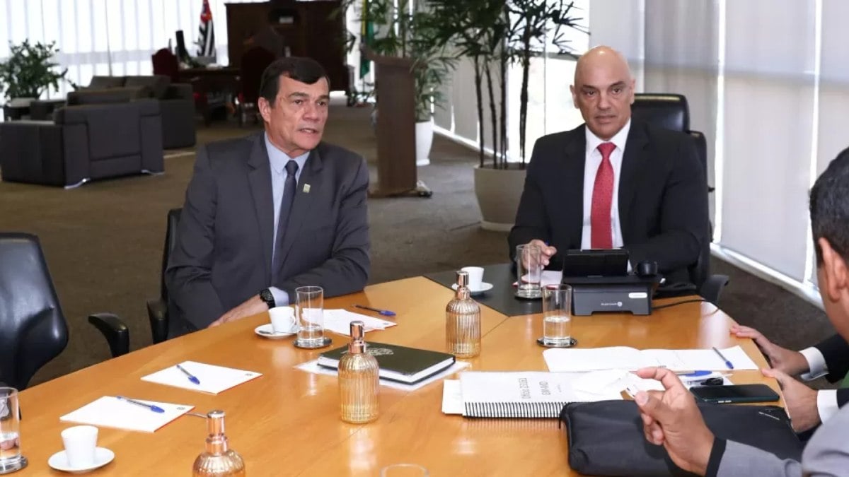 O presidente do TSE, ministro Alexandre de Moraes, se reúne com o ministro da Defesa, general Paulo Sérgio Nogueira, e técnicos das Forças Armadas