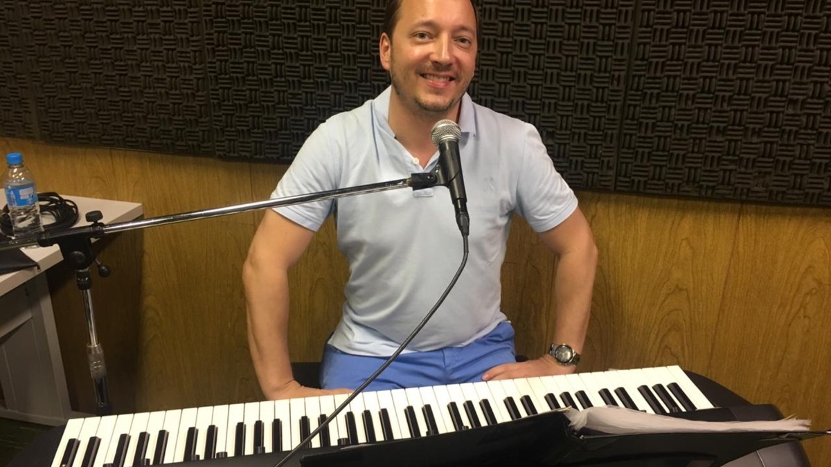 Aymeric Frerejean é cantor, compositor, pianista e  também poliglota.