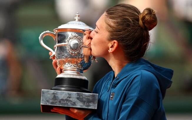 Simona Halep beija o troféu de campeã de Roland Garros, seu primeiro Grand Slam na carreira