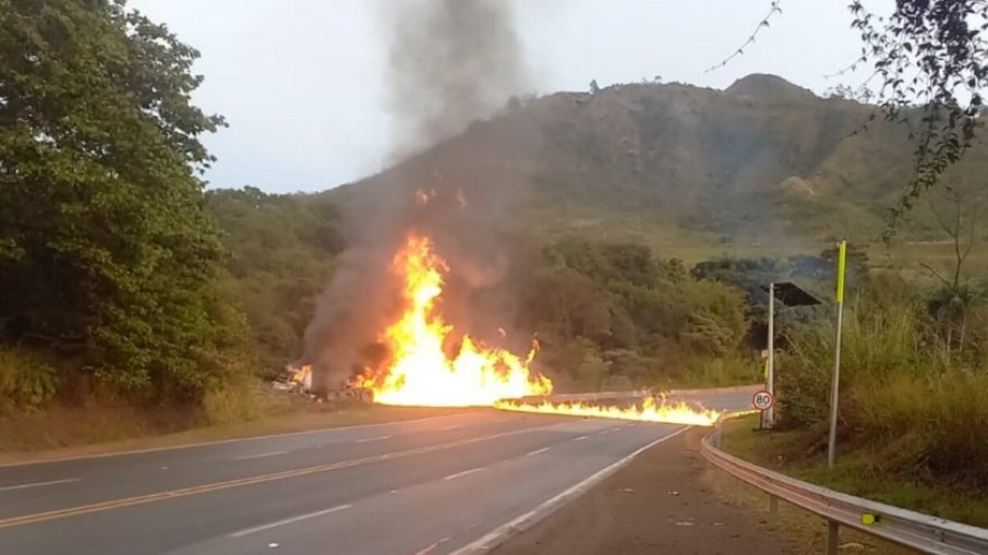Acidente com caminhão-tanque deixa a BR-040 interditada