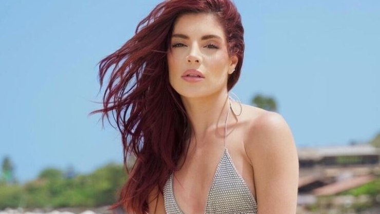 Gkay usa maxibolsa em ensaio ousado na praia