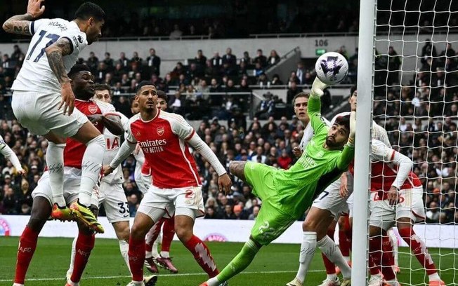 Arsenal não tomou conhecimento do Tottenham na primeira etapa e abriu 3 a 0 no placar