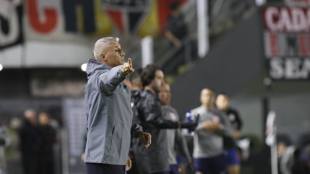 Hernán Crespo orienta equipe na derrota para o Bragantino Hernán Crespo orienta equipe na derrota para o Bragantino