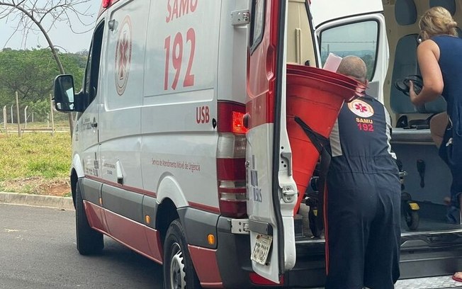 Adolescente conduzindo moto atropela idosa no Centro