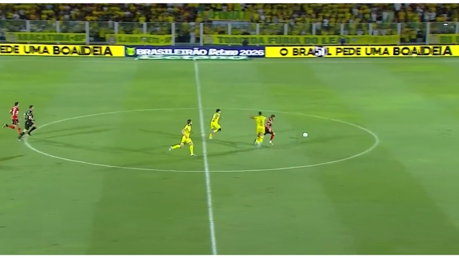 Lance ao final do primeiro tempo gerou fortes reclamações flamenguistas
