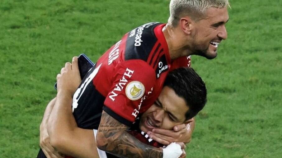 Torcedor do Flamengo invadiu o gramado para abraçar Arrascaeta