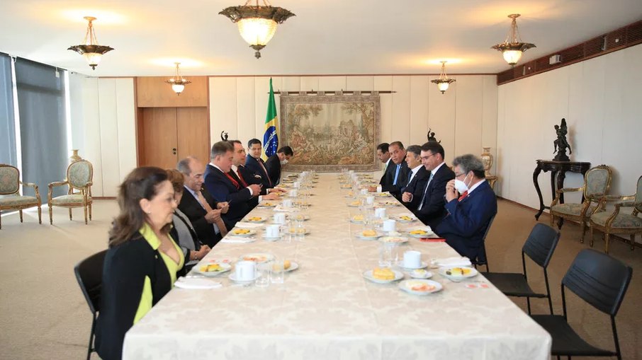 O presidente do STF, Luiz Fux, toma café da manhã com líderes do Senado, incluindo o presidente da Casa, Rodrigo Pacheco, e Flávio Bolsonaro 