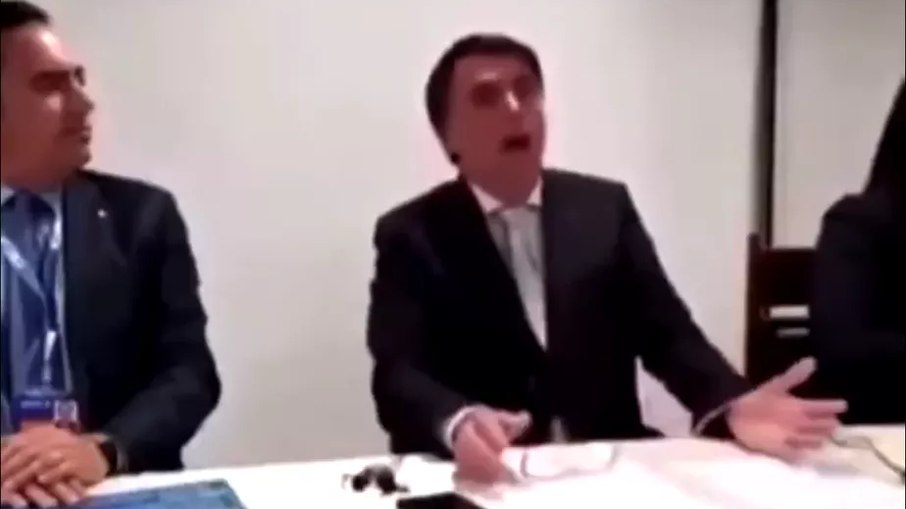 Em transmissão ao vivo feita em 2021, o presidente Jair Bolsonaro (PL) imitou um paciente com falta de ar decorrente da Covid-19