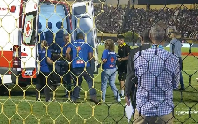 Jogador do São Bernardo sai de ambulância em jogo contra o Corinthians