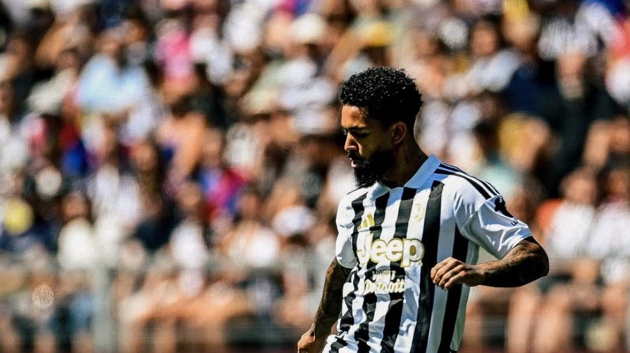 Douglas Santos foi titular no amistoso contra o Basel