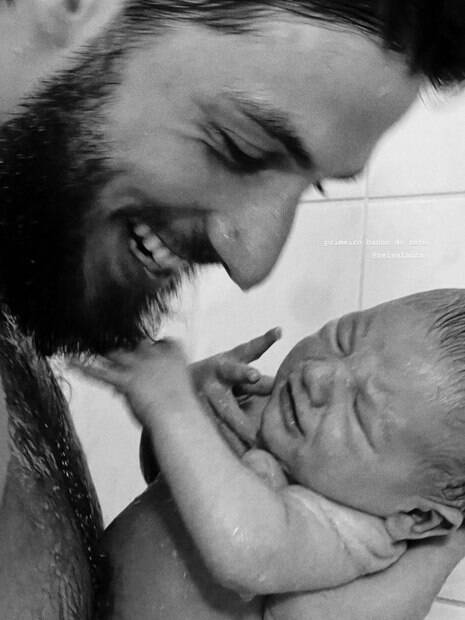 Chay Suede registra primeiro banho do filho caçula: 'Primeiro do Zezé'