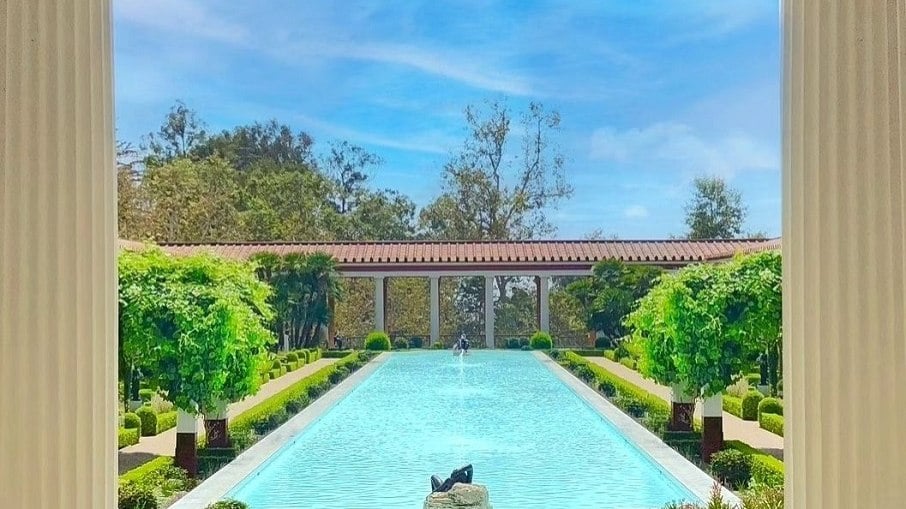 Piscina no jardim do The Getty Villa, museu em Malibu, na Califórnia (EUA)