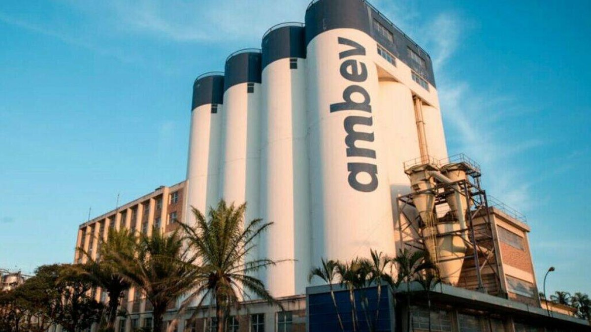 Ambev (ABEV3) apresentou queda nas ações nesta quarta-feira (1º)