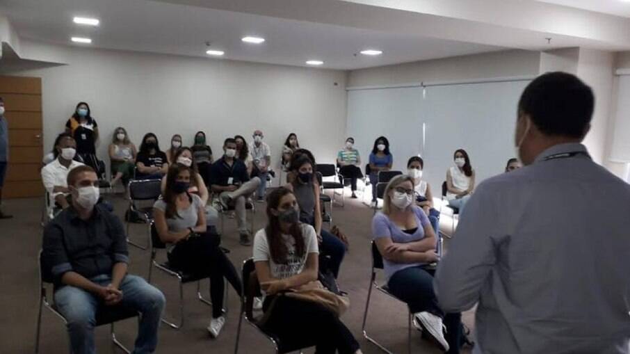 Residentes atuam sob supervisão em consultas, atividades de saúde coletivas, visitas domiciliares e reuniões Residentes atuam sob supervisão em consultas, atividades de saúde coletivas, visitas domiciliares e reuniões