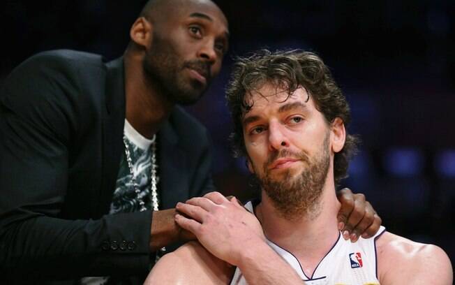 Kobe Bryant consola Pau Gasol após a eliminação do Los Angeles Lakers