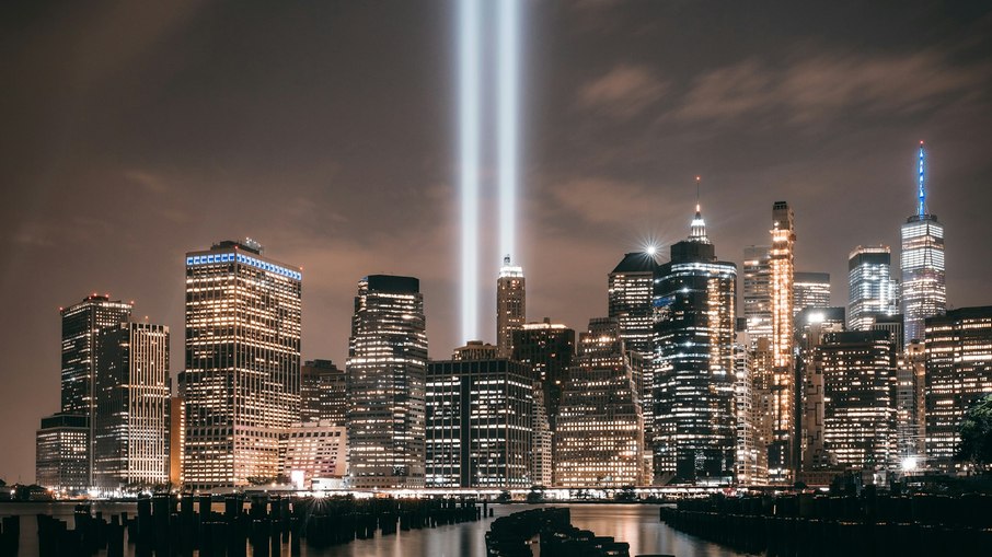 Luzes do Tribute in Light iluminam o céu de Nova York em homenagem às vítimas dos ataques de 11 de Setembro e às Torres Gêmeas