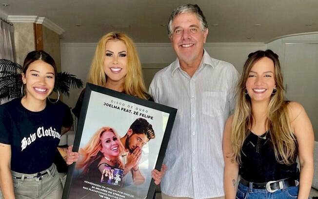 Joelma recebe certificado de ouro pelo single “Se Vira Aí”