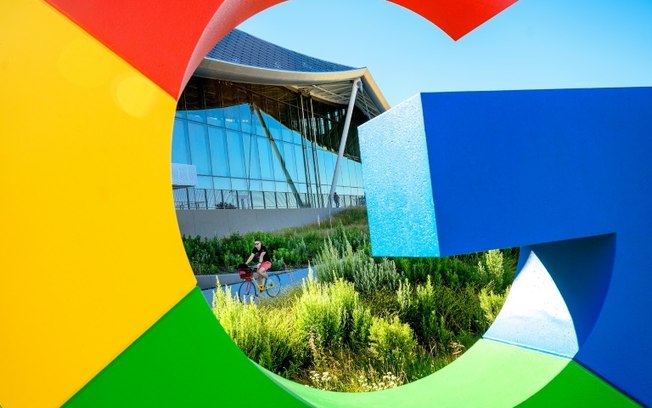 Um ciclista na sede do Google em Mountain View, Califórnia, em 27 de junho de 2022