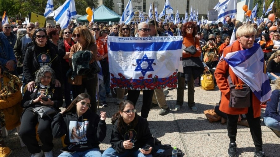 Uma multidão se reuniu em 26 de fevereiro de 2025 na Praça dos Reféns de Tel Aviv para homenagear os três membros da família Bibas mortos em cativeiro em Gaza