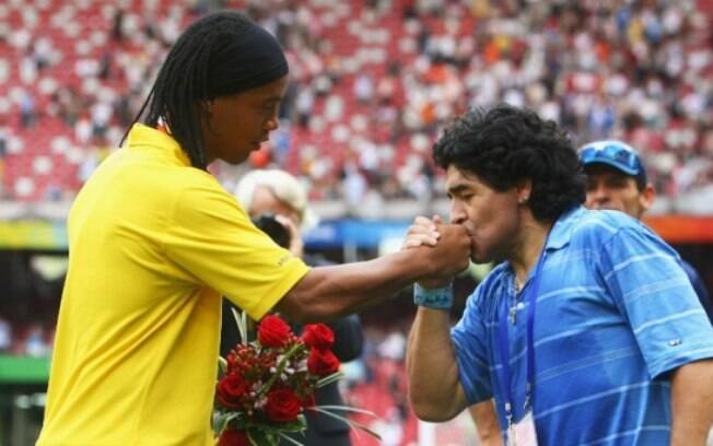 Ronaldinho Gaúcho e Maradona durante edição do Jogo da Paz