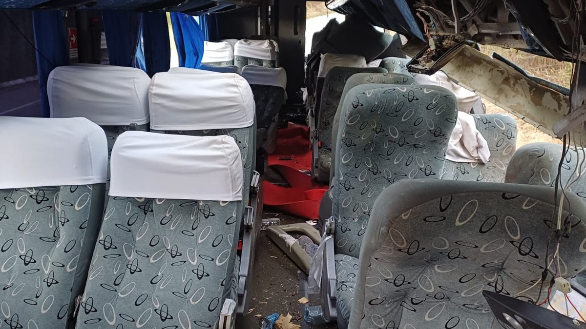 Parte interna do ônibus ficou destruída Parte interna do ônibus ficou destruída