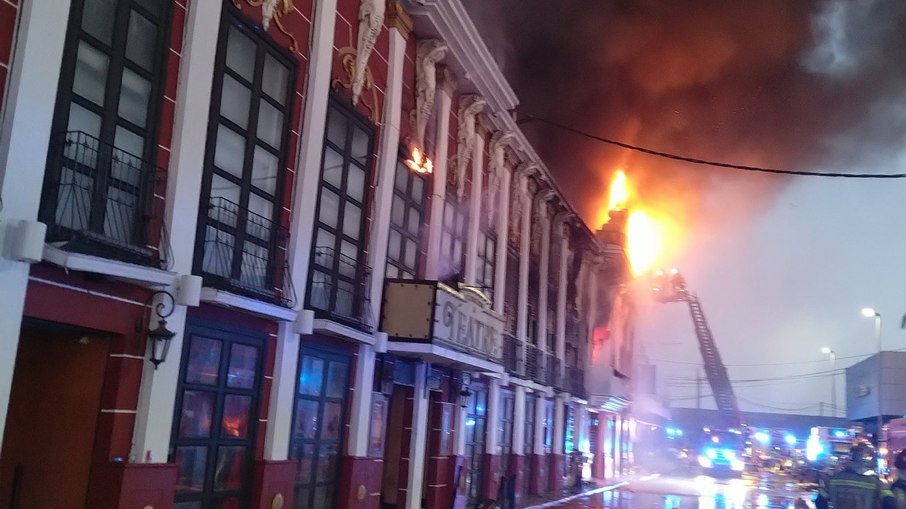 Bombeiros apagam fogo em boate na Espanha