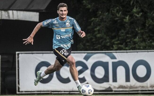 Com futuro incerto no Santos, Danilo Boza atrai interesse de clube do exterior