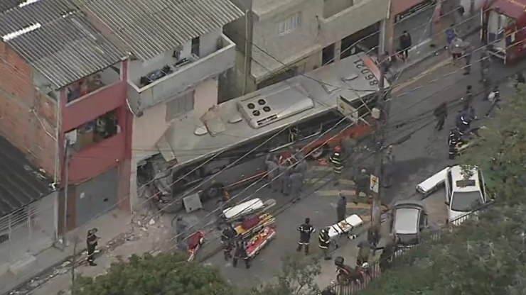 Ônibus invade casa e deixa ao menos 7 feridos na Zona Oeste de SP