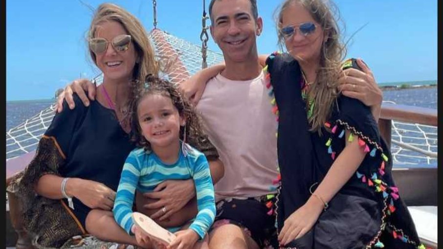 Ticiane Pinheiro posa ao lado de Cesar Tralli e filhas em viagem