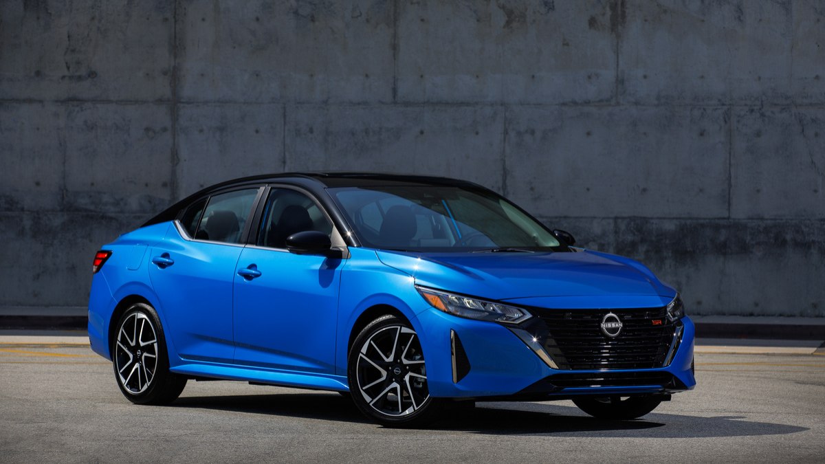Novo Nissan Sentra mal chegou ao Brasil e já mudou lá fora