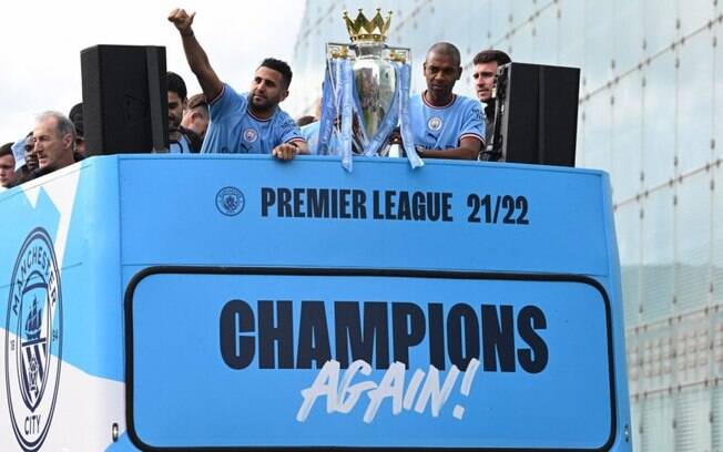 Elenco do City desfila pelas ruas de Manchester para celebrar título da Premier League