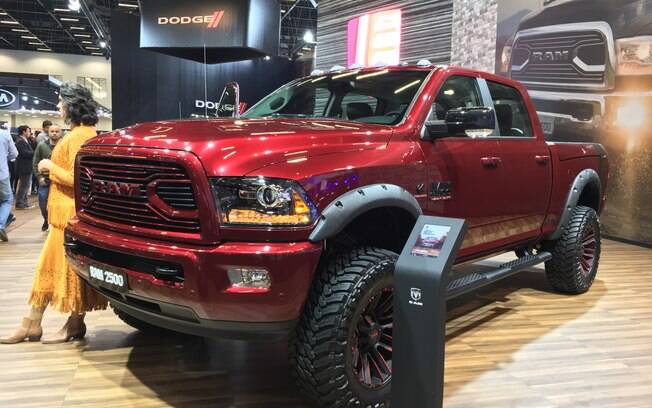 Ram 2500 com pintura Delmonic Red no Salão do Automóvel 2018 e pneus off-road de 37 polegadas de diâmetro