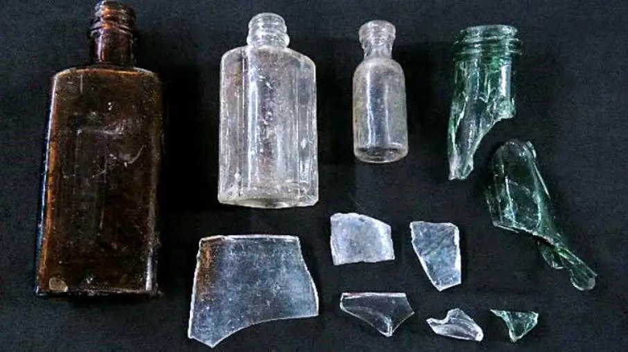 Fragmentos de vidro e garrafas encontradas no sítio arquilógico Saracura Vai-Vai, em 2023 